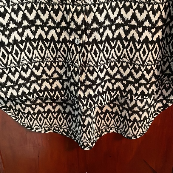 Preloved H&M sleeveless Black and white print top - Picture 6 of 6